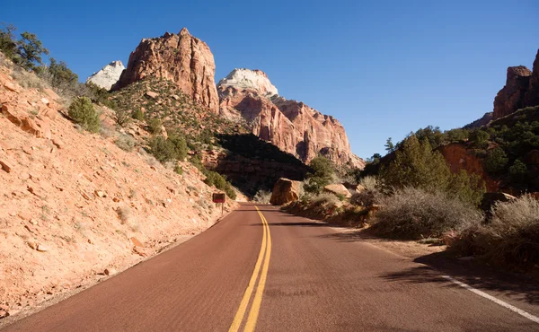 Road Sunrise High Mountain Buttes Parco Nazionale di Zion Deserto Sud-Ovest — Foto Stock