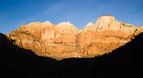 Nascer do sol alta montanha buttes zion national park no deserto sudoeste — Fotografia de Stock