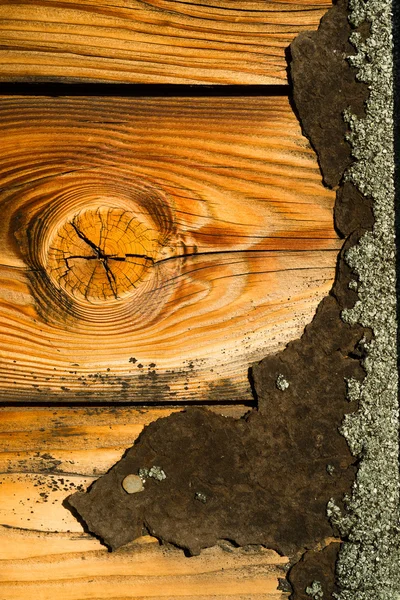 Tablero de pino nudoso madera envejecida asfalto teja techo lateral — Foto de Stock