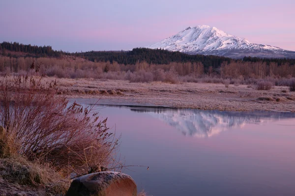 まだ朝日の出トラウト湖アダムズ山ギフォード pinchot — ストック写真