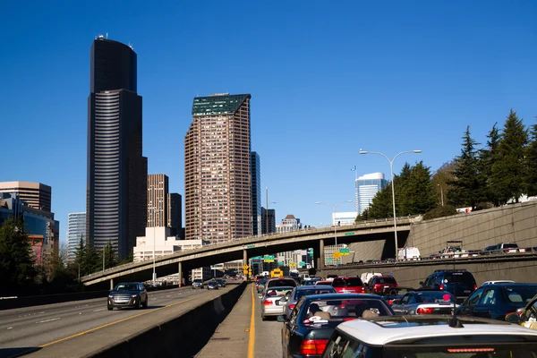 Interstate 5 motorväg skär downtown seattle skyline rusningstrafik — Stockfoto