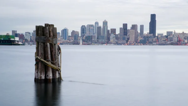 Muelles frente al mar Dock Buildings Ferris Wheel Boats Seattle Elliott Bay —  Fotos de Stock