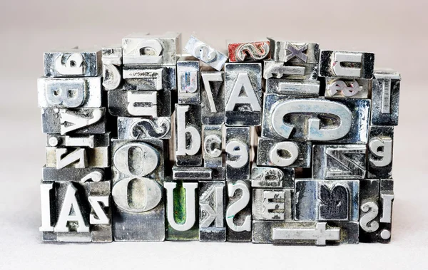Набор печатных машинок для печати металлических типов Устаревшие типографские текстовые буквы Знак — стоковое фото