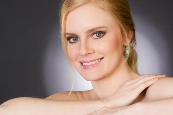 Mulher Loira Feliz Bonita Sorrindo Grande em Cabeça e Ombro Retrato — Fotografia de Stock