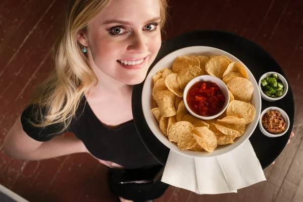 Vacker blond server servitris bär fack vin glas blå — Stockfoto