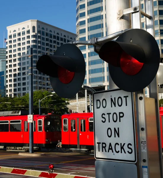 Στάση προειδοποιητικό σήμα διέλευσης μετρό σιδηρόδρομος κομμάτια κόκκινο αυτοκίνητο άμαξα — Φωτογραφία Αρχείου