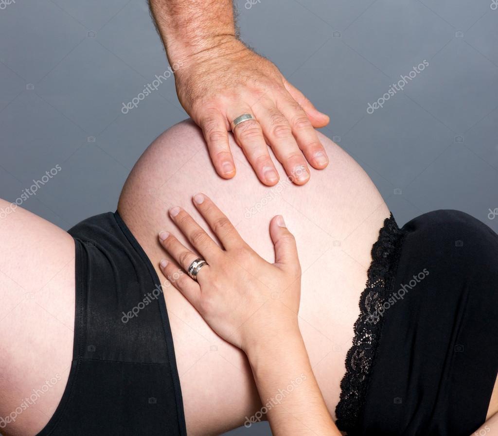 Homme Femme Partenaires Attendre Bebe A La Fois Toucher Les Mains Ventre Enceinte Image Libre De Droit Par Cboswell C 4311