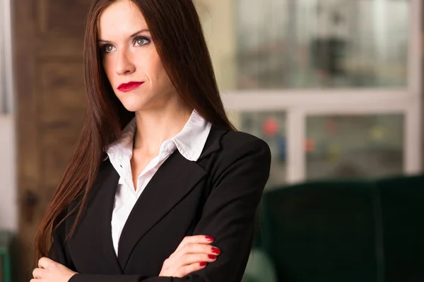 Mujer de negocios brazos femeninos cruzados oficina seria lugar de trabajo —  Fotos de Stock