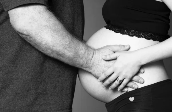 Άνδρας γυναίκα συνεργάτες περιμένουν μωρό δύο αφής χεριών, έγκυος στομάχι — Φωτογραφία Αρχείου