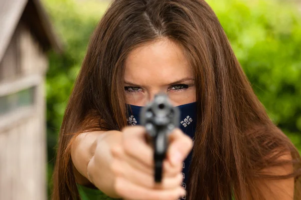 Vrouwelijke bandit punten stompe neus revolver pistool wapen — Stockfoto