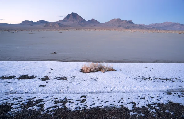 Ηλιοβασίλεμα bonneville Αλυκές Γιούτα ασημένια νησί οροσειρά — Φωτογραφία Αρχείου