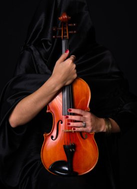 kadın kemancı yay doymuş müzik keman akustik enstrüman üzerinde tutar.