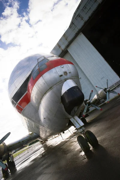 Vintage prop vliegtuig staat asfalt luchthaven hangar ongebruikelijke vliegtuig — Stockfoto