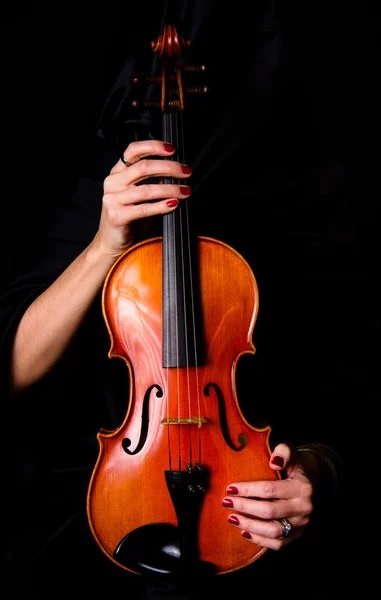 Violinista femenino sostiene arco en todo instrumento acústico de violín musical saturado — Foto de Stock