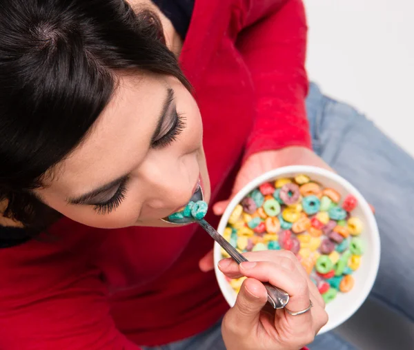 Felice donna attraente mangia ciotola colorata colazione cereali — Foto Stock