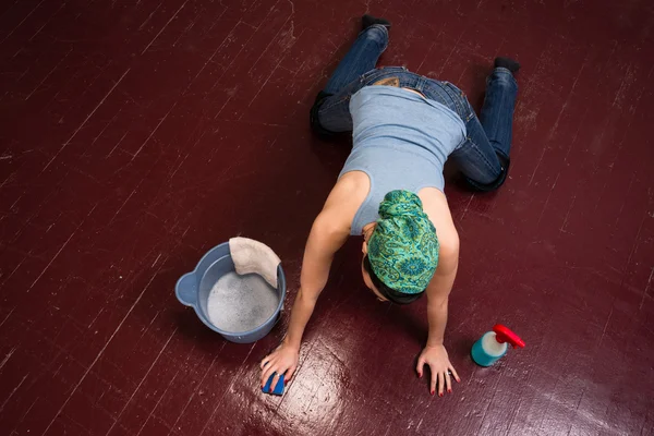 Schattig huisvrouw meid doen schoonmaken karweien vloer schrobben handen knieën — Stockfoto