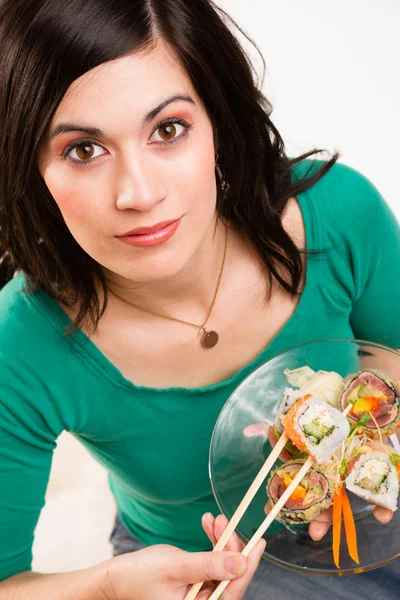 Candid cerrar retrato lindo morena mujer cruda comida sushi almuerzo — Foto de Stock