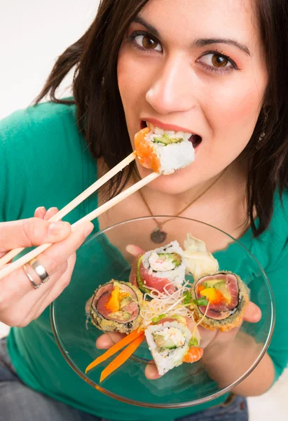 Candid cerrar retrato lindo morena mujer cruda comida sushi almuerzo — Foto de Stock
