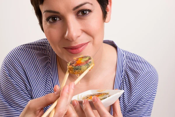 Candid cerrar retrato lindo morena mujer cruda comida sushi almuerzo — Foto de Stock