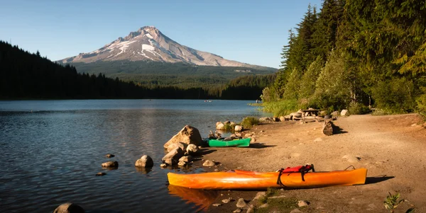 Kayaks de color verde anaranjado Shoreline Trillium Lake Mt. Capucha Orgon Cascadas — Foto de Stock