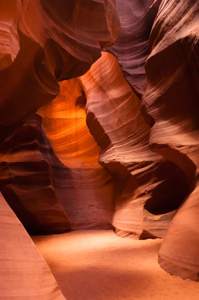 Rayos de luz del sol a través de Crevasse Sandstone Rock Antelope Slot Canyon —  Fotos de Stock