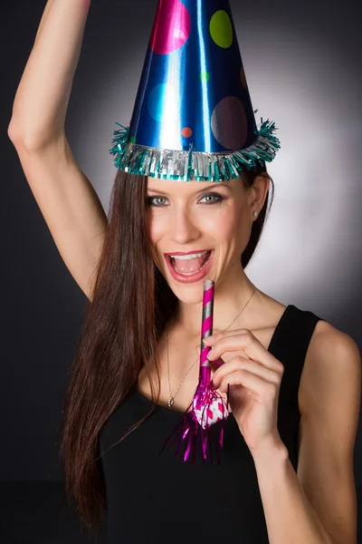 Glædelig fest attraktiv voksen kvinde støj maker fest hat - Stock-foto