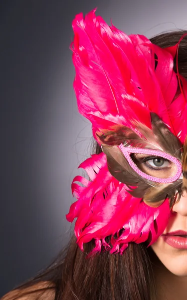 Atraente morena mulher cigano traje penas rosto máscara moda — Fotografia de Stock