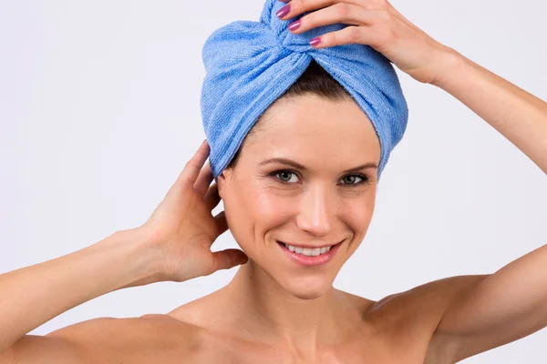 Modelo femenino atractivo sonriente secado con toalla de ducha de piel desnuda —  Fotos de Stock