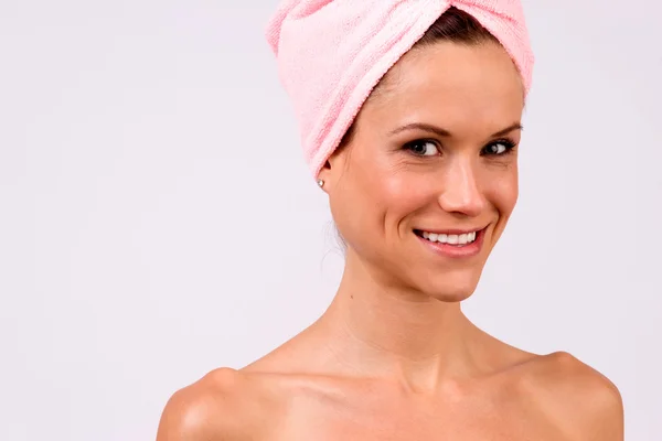 Sorridente attraente modello femminile Bare Skin Doccia rosa Asciugamano per capelli — Foto Stock