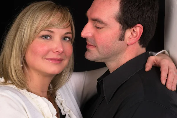 Jovem casal homem mulher noivo de pé abraçando beijos abraçando — Fotografia de Stock