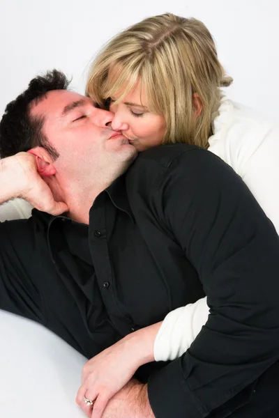 Young Couple Man Woman Engaged Laying Down Kissing Embracing — Stock Photo, Image