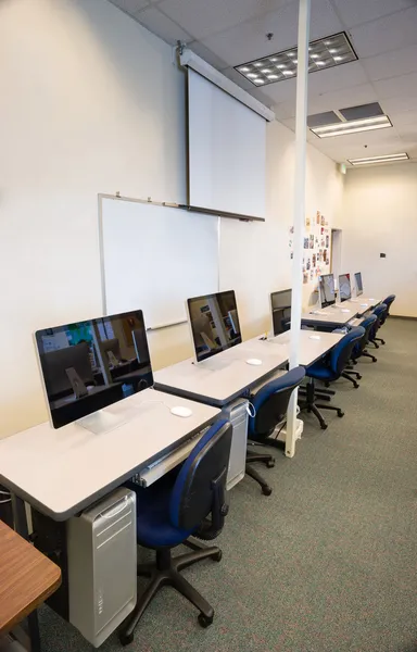 Компьютерная лаборатория университетского кампуса — стоковое фото