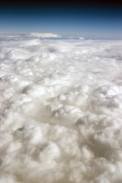 云盖蓝蓝的天空平流层垂直构图晴朗的天气 — 图库照片