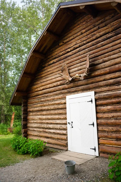 Rustikální odhlášení budování losí paroh stojan vnitrozemí Aljašky — Stock fotografie