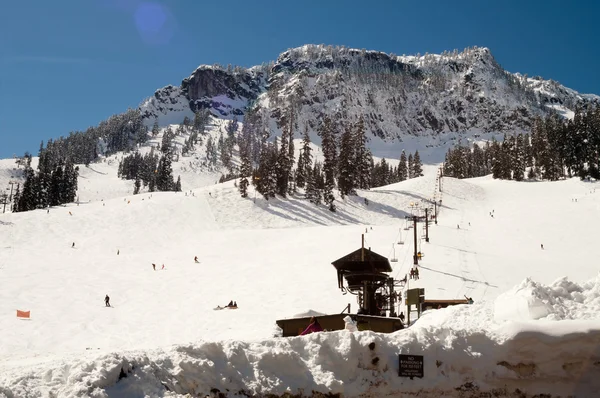 Skilift sneeuw skiën pistes north cascades top snoqualmie — Stockfoto