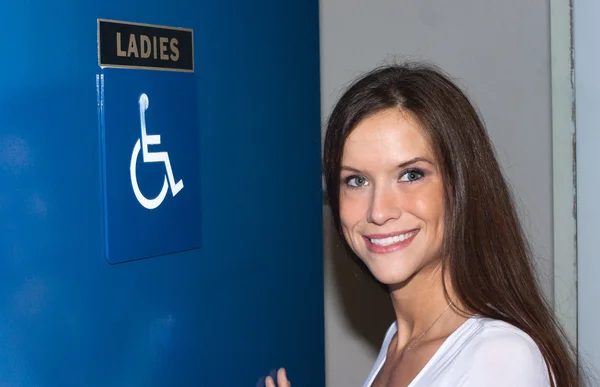 Mulher atraente entra banheiro das senhoras Mulheres Handicapped Lavatório — Fotografia de Stock