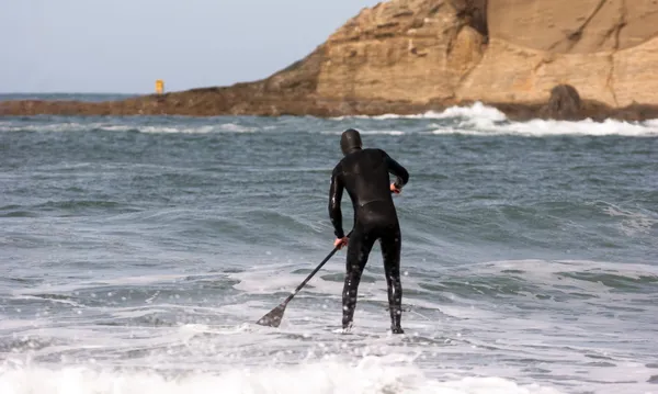 Surf de oceano wetsuit homem negro cavalgando paddle board verão esporte — Fotografia de Stock
