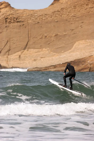 Man Black Wetsuit Ocean Surf Riding Paddle Board Summer Sport — Stock Photo, Image