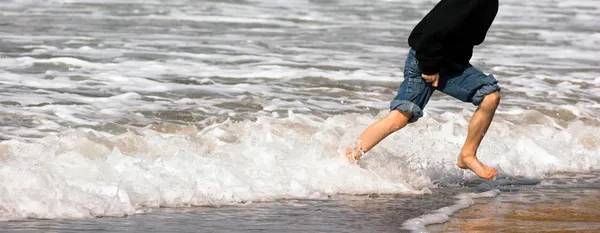 Kleiner Junge läuft Füße Meer Strand Brandung krachend Schaum Meer — Stockfoto