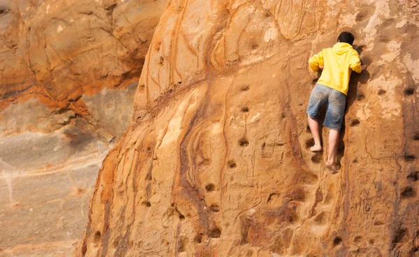 Young Boy Climbs Sandstone Rock Wall Beach Front Male Climber — Stock Photo, Image