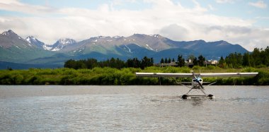 Tek prop uçak duba uçak su Alaska son sınır açılış