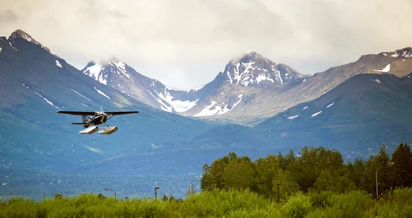 Tek prop uçak duba uçak su Alaska son sınır açılış — Stok fotoğraf