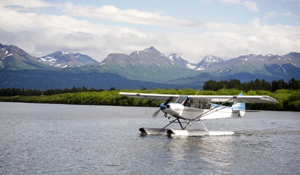 Tek prop uçak duba uçak su Alaska son sınır açılış — Stok fotoğraf