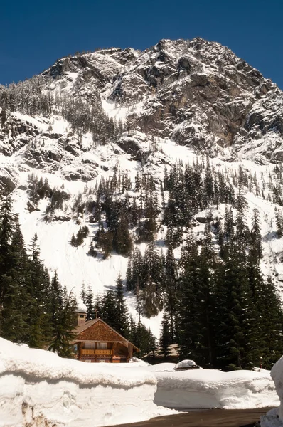 Güzel ahşap shingle chalet ana Kuzey cascade Dağları kar — Stok fotoğraf