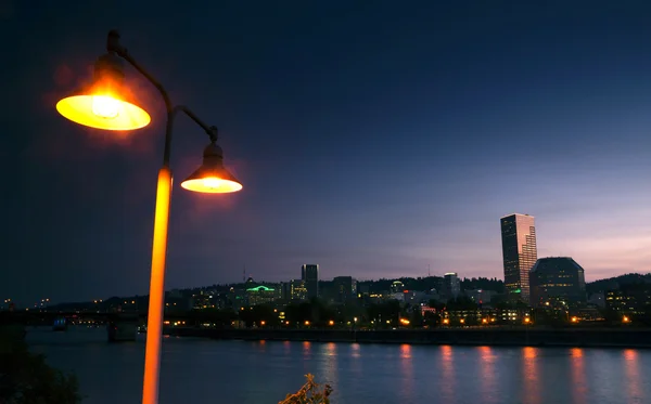 Cidade no centro de portland do Willamette Rio orla ocidental EUA skyline — Fotografia de Stock