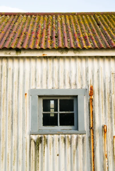 Dachfenster eines metallenen Nebengebäudes vergessen Leuchtturm der Küstenwache — Stockfoto