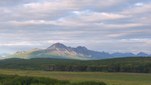 Fast Motion Moln Bergen Mcneil River Alaska — Stockvideo