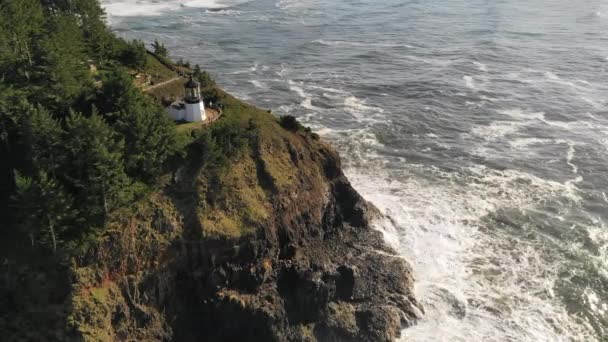 岬上空を飛ぶ空中ビュー メアーズ灯台太平洋 — ストック動画