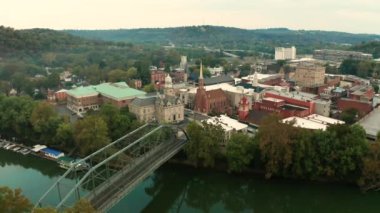 Nehrin ve başkentin üzerinde Frankfort Kentucky 4K UHD 'de