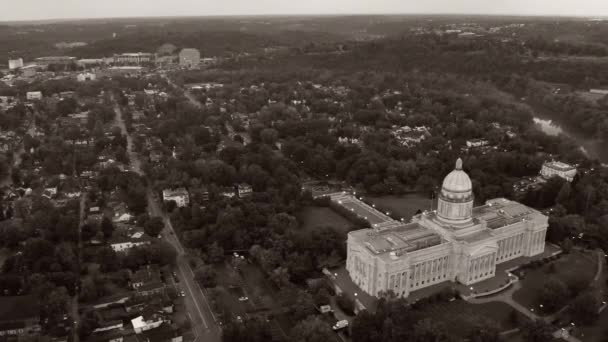 Tinggi Atas Sungai Dan Ibukota Kota Frankfort Kentucky Uhd — Stok Video